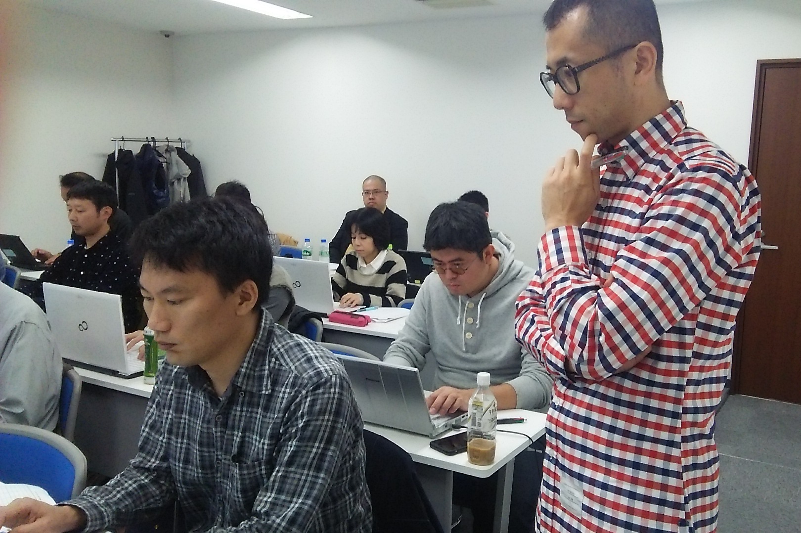講師の小川自ら教室内を見回り、受講生を見守ります。