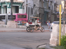 エクセルマクロ達人養成塾塾長ブログ-キューバ名物、三輪タクシーが走る