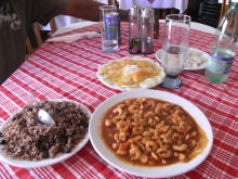 エクセルマクロ達人養成塾塾長ブログ-昼食。右下はエビ、左は豆と米。炭酸水がンまい。
