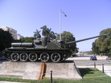 エクセルマクロ達人養成塾塾長ブログ-広場に据えられた戦車。