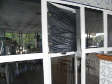 エクセルマクロ達人養成塾塾長ブログ-バスターミナルのレストラン入口。窓が破れている。